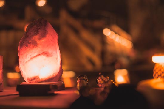 Salzstein der leuchtet in einer gemütlichen Atmosphäre.