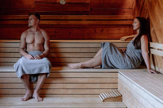 ein Pärchen in der Sauna