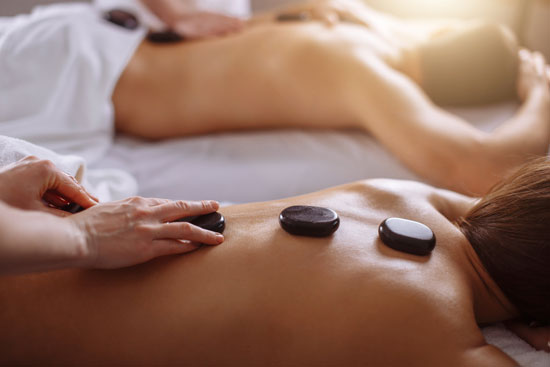 Hot Stone Massage auf Rücken