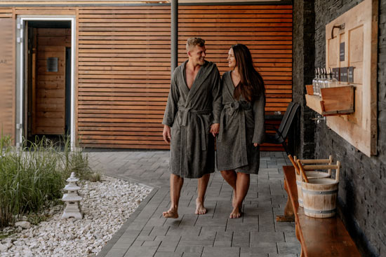 Pärchen im Wellnessbereich mit Bademäntel