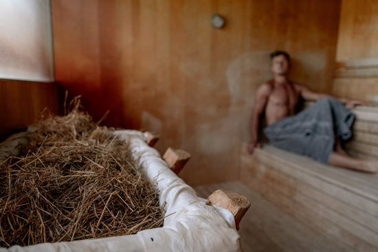 Heusauna im Detail mit Gast 